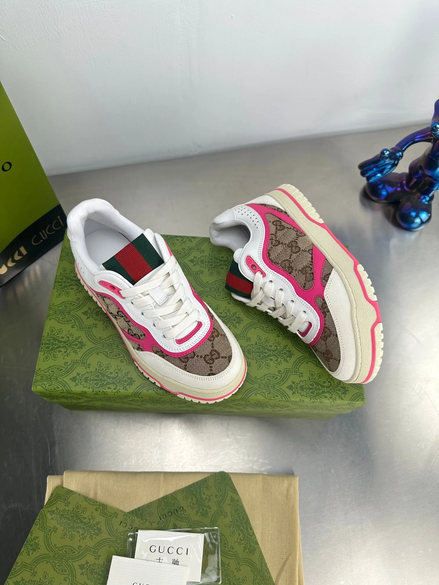 👟👟Ex-factory price 600👟👟 Gucci's latest hot-selling series of high and low-cut distressed couple's sneakers are shipped. The original version is purchased, developed and manufactured. This high-low top sneaker adopts a basketball-style silhouette design, cleverly integrated with hollow panels and distressed effects, showing its unique ingenuity. The ingenuity incorporates brand logo details such as interlocking Double G styling accessories and Gucci lettering, a low-key tribute to the brand's design heritage. Exquisite packaging at the delivery counter 🛍📦 ▪️ Fabric: Original customized imported first-layer cowhide ▪️ Inner lining: Imported first-layer cowhide ▪️ Sole: Original molded TPU sole ▪️ Sole thickness: 3cm ▪️ Size: 35-46 (Male 38 46 customized)